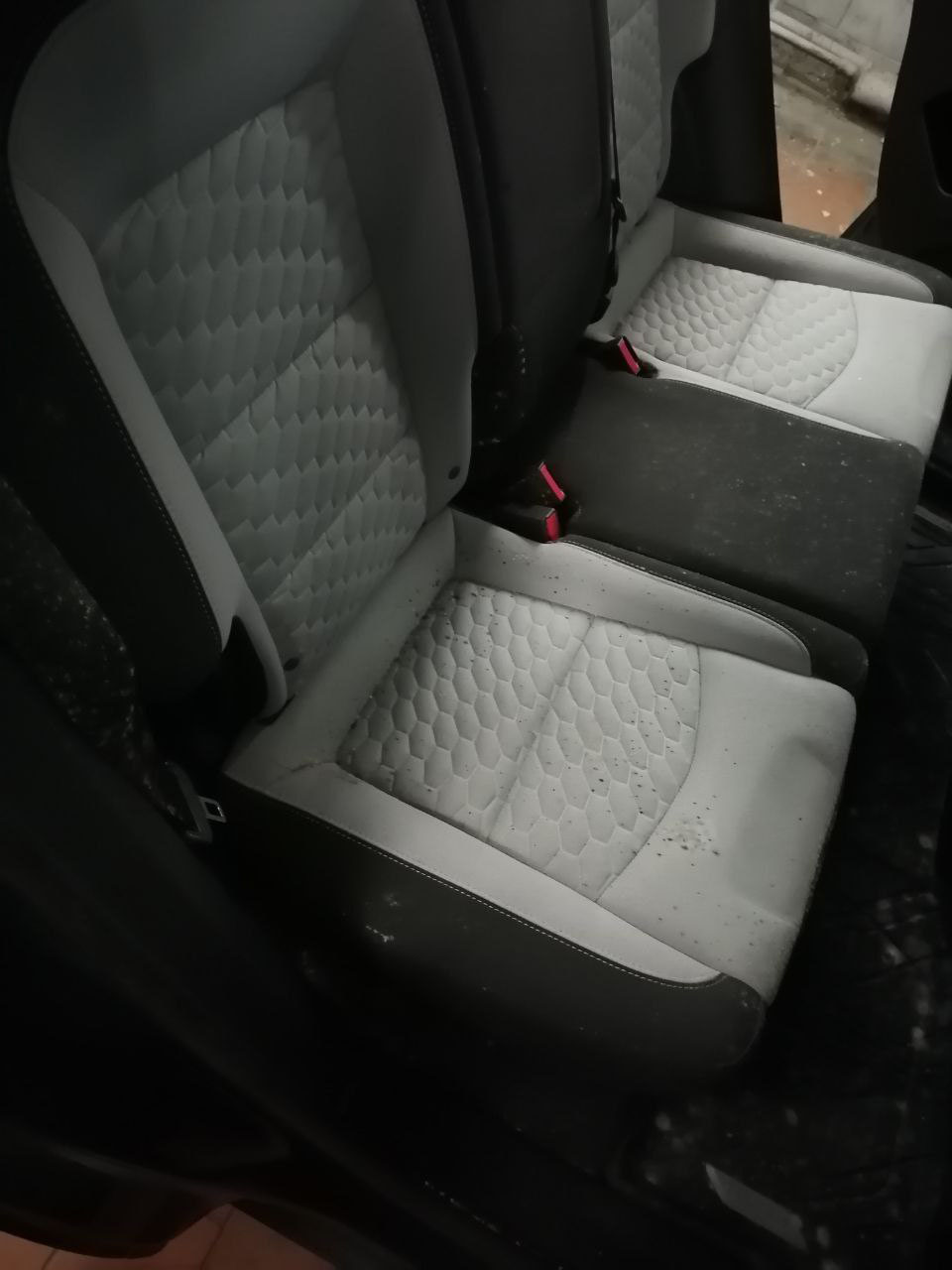 Удаление загрязнений салона автомобиля в Гродно